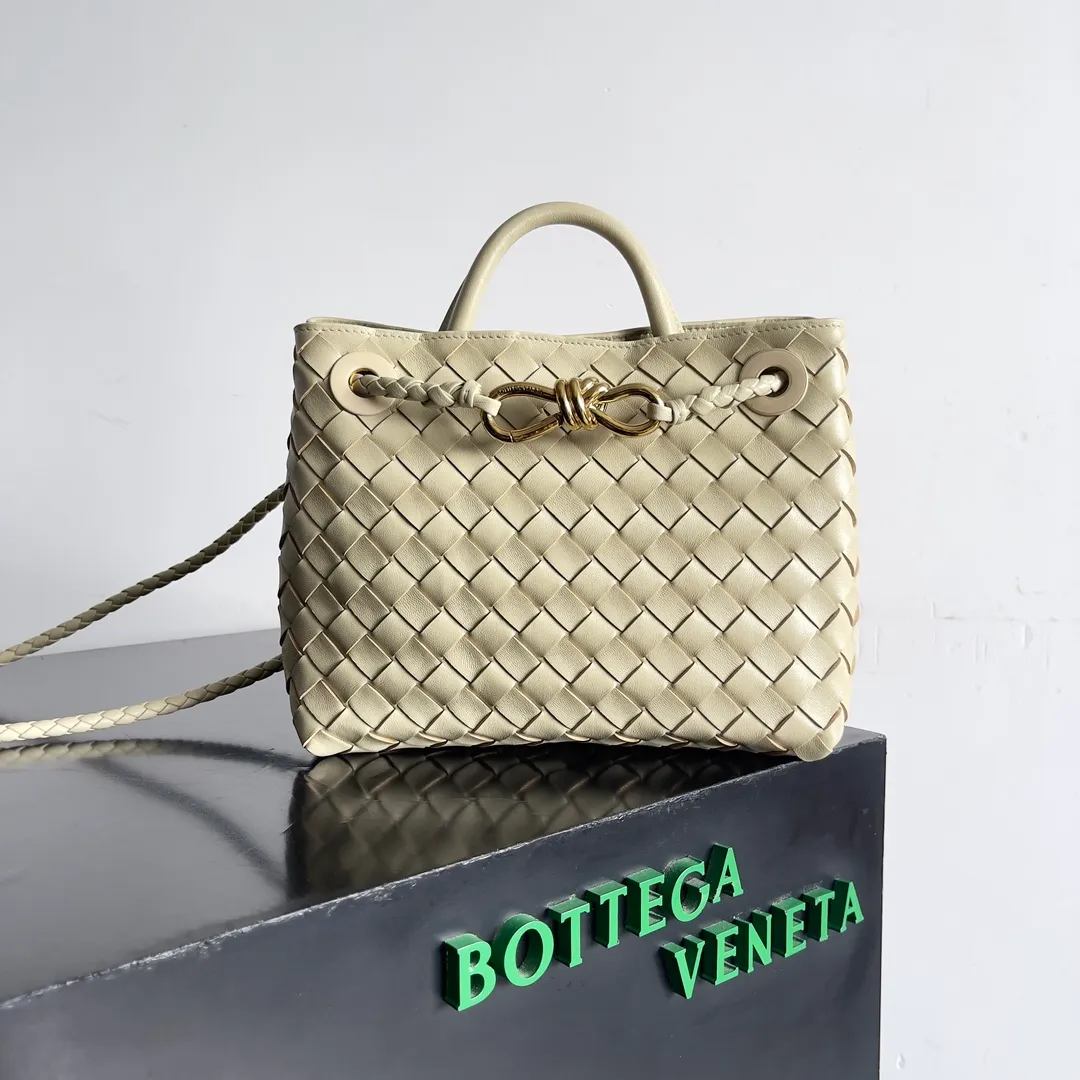 The 2023 new Andiamo batch of 1860 BV has been shipped‼ ️Really popular🔥The new Andiamo woven handbag launched by Bottega Veneta this season is really popular all over the world! ! Celebrities at home and abroad have worn it, and Oscar-winning actress Michelle Yeoh has taken it out on the street. Song Jia, Trai Yara, Yu Feihong, Sanji Ayaka, Rosie Hunting-Whiteley, Yoshioka Riho, etc. have all picked up this bag. It is classic and versatile, showing off its temperament, and the bag capacity is also large, which is very convenient for daily commuting! ! A variety of carrying methods, the shoulder straps can be adjusted by yourself, the original lambskin feels soft and delicate, and the neutral style is made to break gender boundaries and bring a more practical and longer-lasting use experience. Andiamo, which has both elegant and casual styles, perfectly interprets the true appearance of "fashionable old money style". Style number: 743568 Size: 25*22*10.5cm